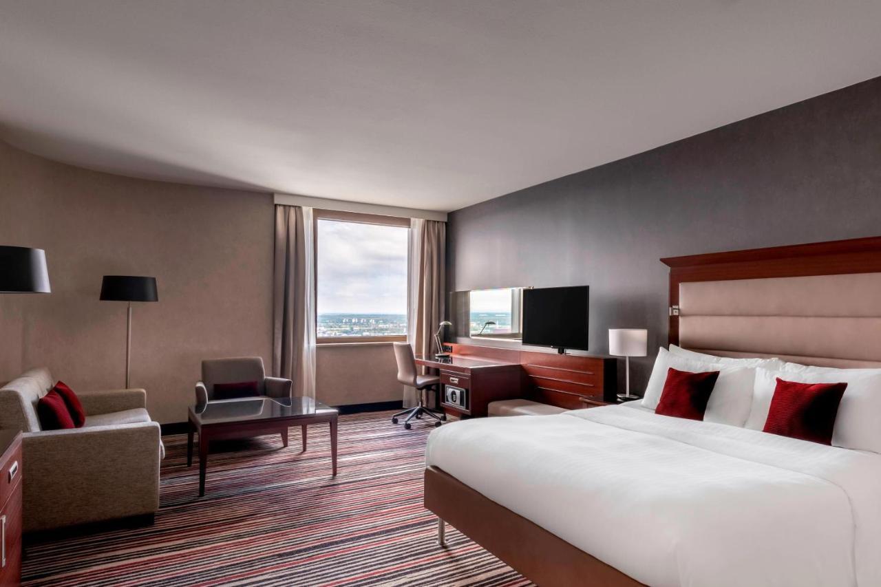 Frankfurt Marriott Hotel Frankfurt am Main Ngoại thất bức ảnh A room at the Hilton London Heathrow