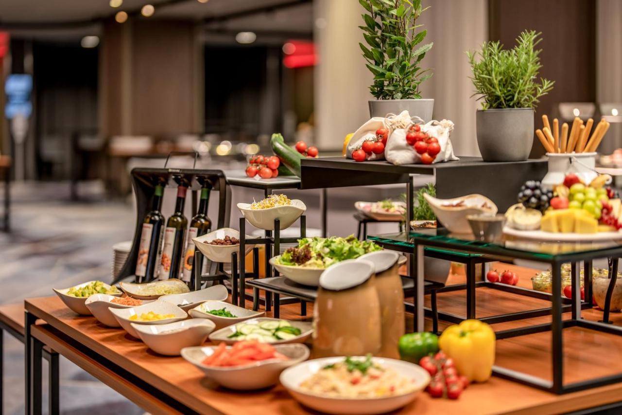 Frankfurt Marriott Hotel Frankfurt am Main Ngoại thất bức ảnh A buffet at a hotel