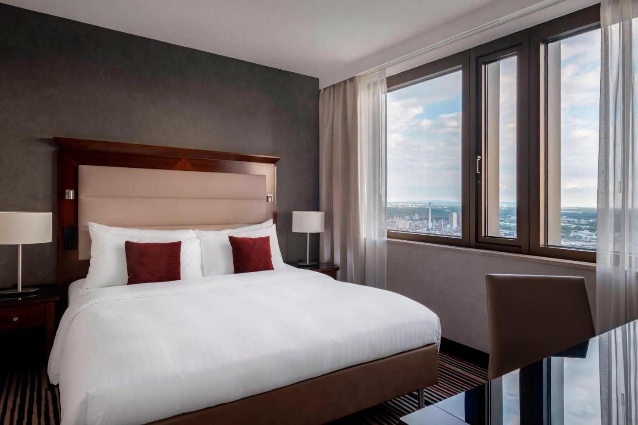 Frankfurt Marriott Hotel Frankfurt am Main Ngoại thất bức ảnh A bedroom at the Hilton London Canary Wharf