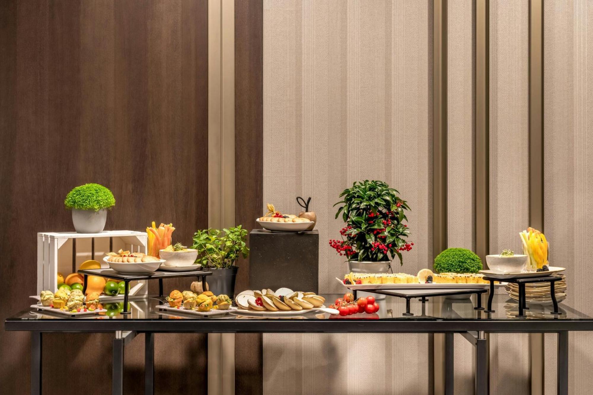 Frankfurt Marriott Hotel Frankfurt am Main Ngoại thất bức ảnh A buffet table