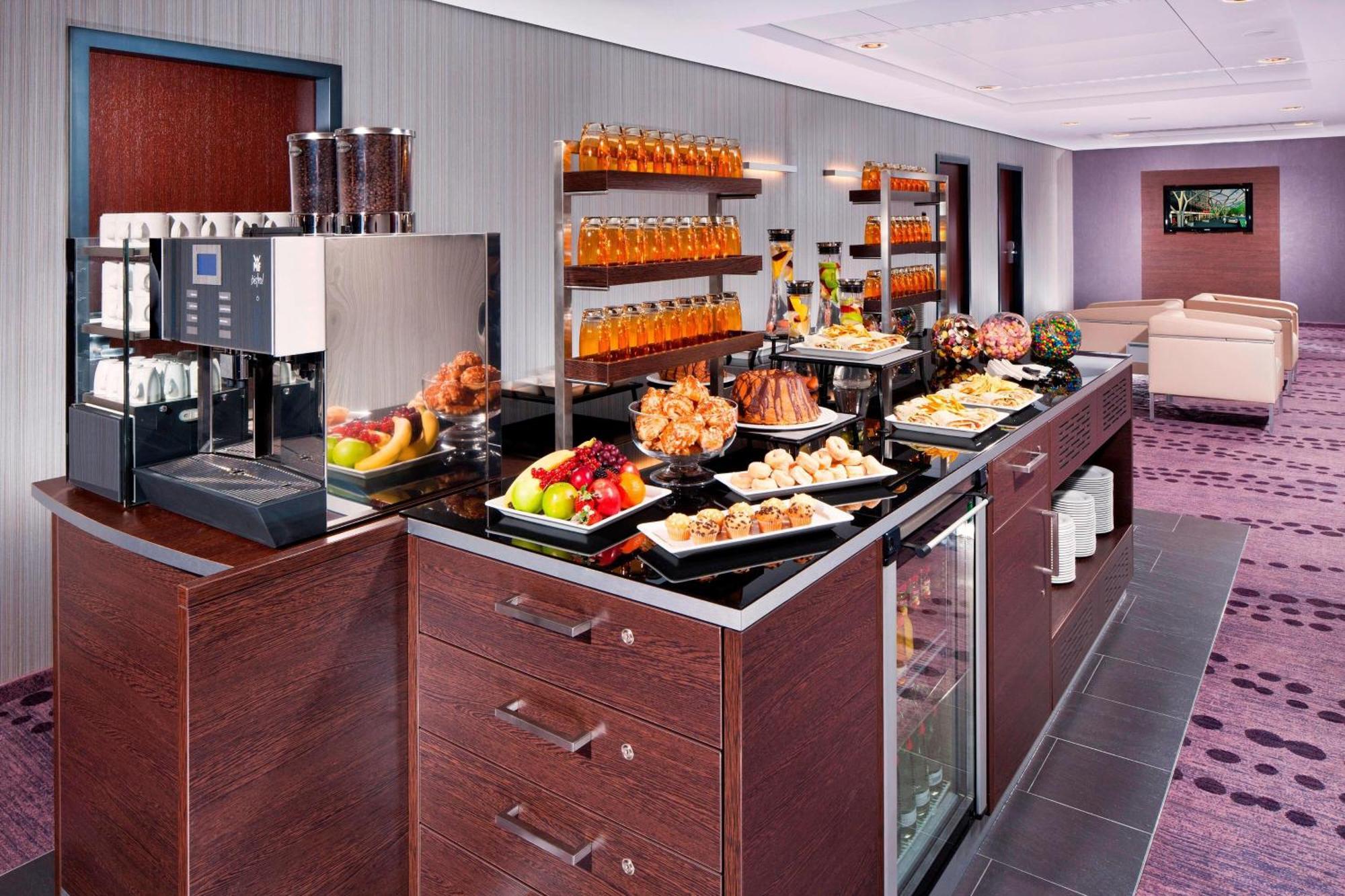 Frankfurt Marriott Hotel Frankfurt am Main Nhà hàng bức ảnh The buffet at the lounge
