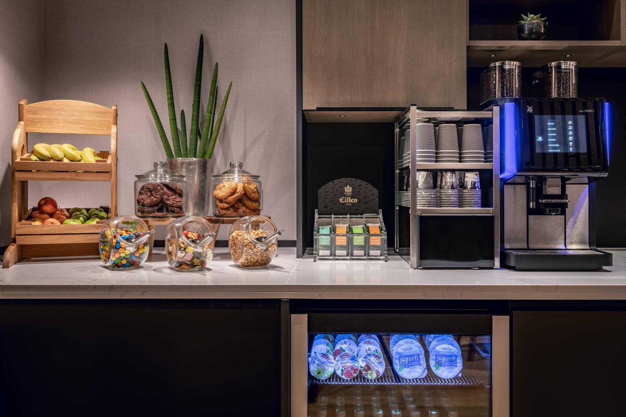Frankfurt Marriott Hotel Frankfurt am Main Ngoại thất bức ảnh A coffee machine in a hotel